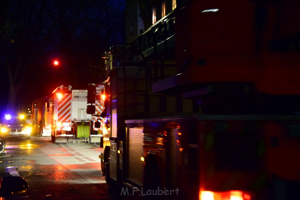 Feuer 2 Y durch Weihnachtsbaum  Koeln Ehrenfeld Alpenerstr P72.JPG - Miklos Laubert